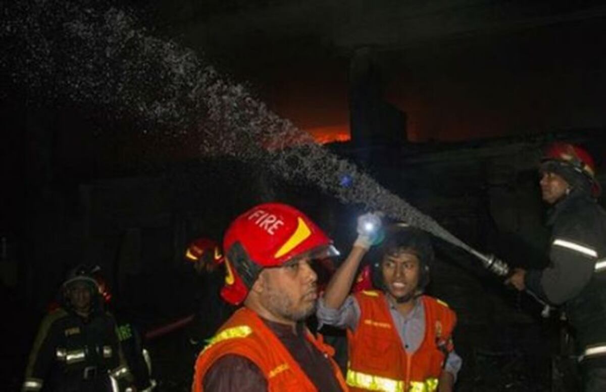 Mueren abrasadas 45 personas en un gigantesco fuego en Dhaka