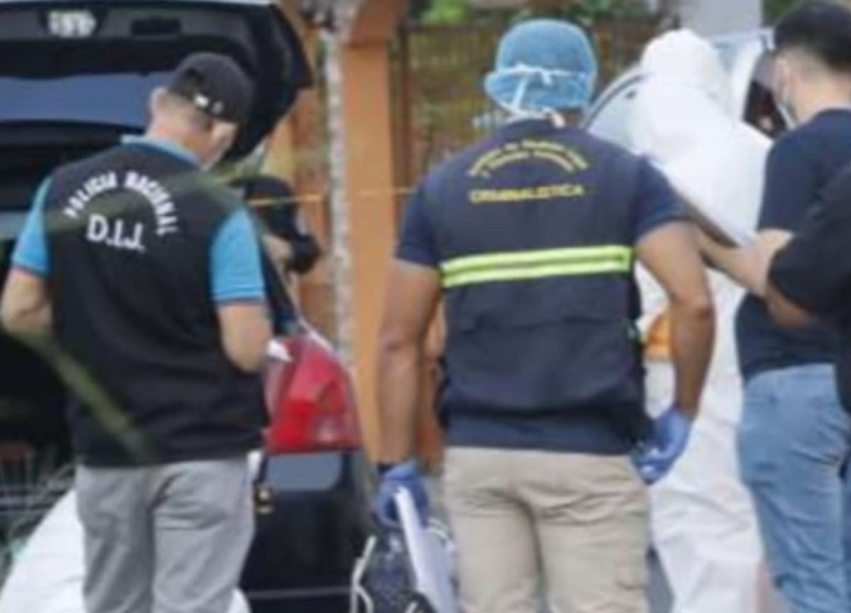 Alertan por olor y encuentran cadáver con el rostro quemado en maletero de un coche