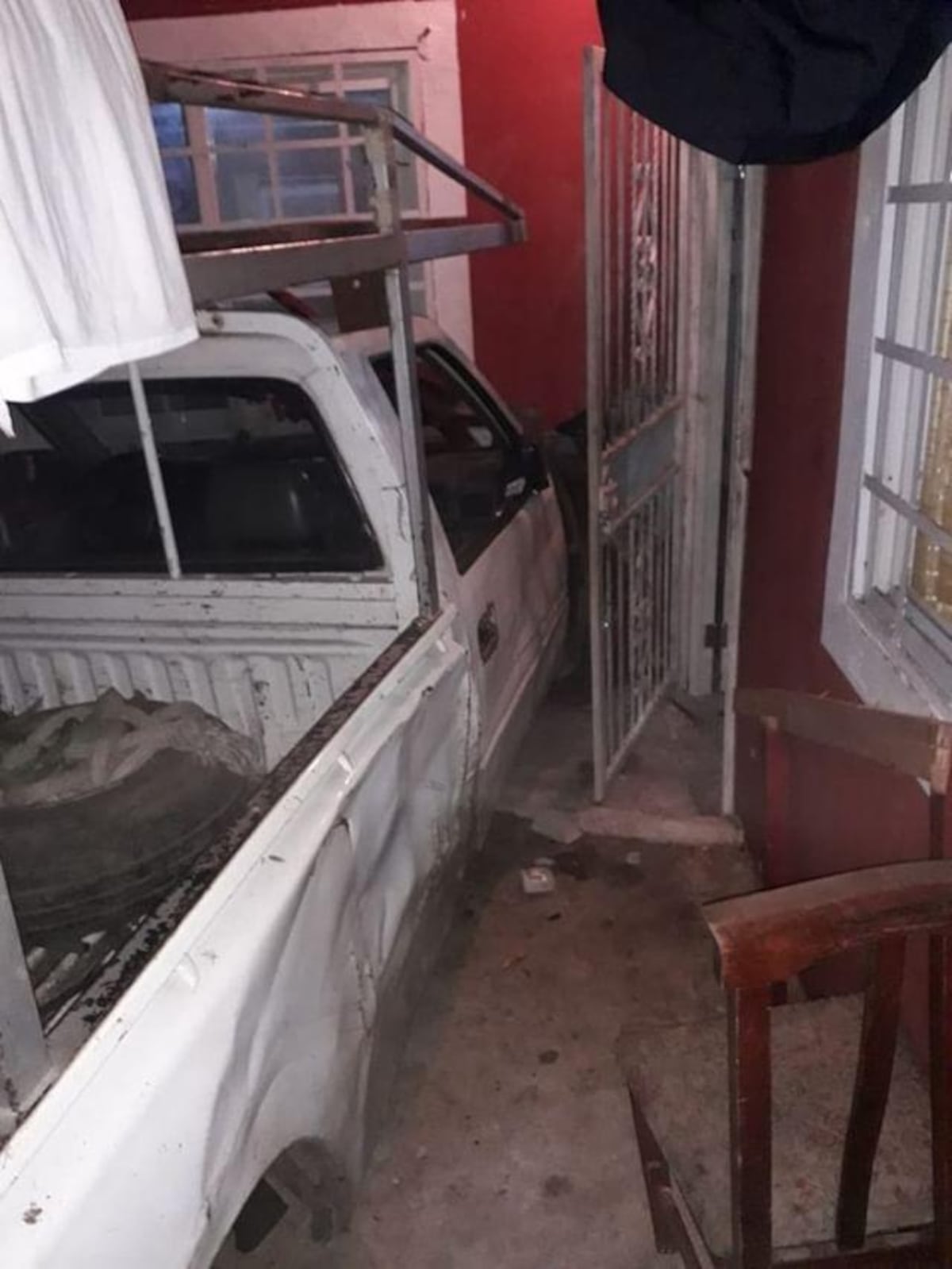 Auto queda dentro de la sala de una casa. Una menor herida