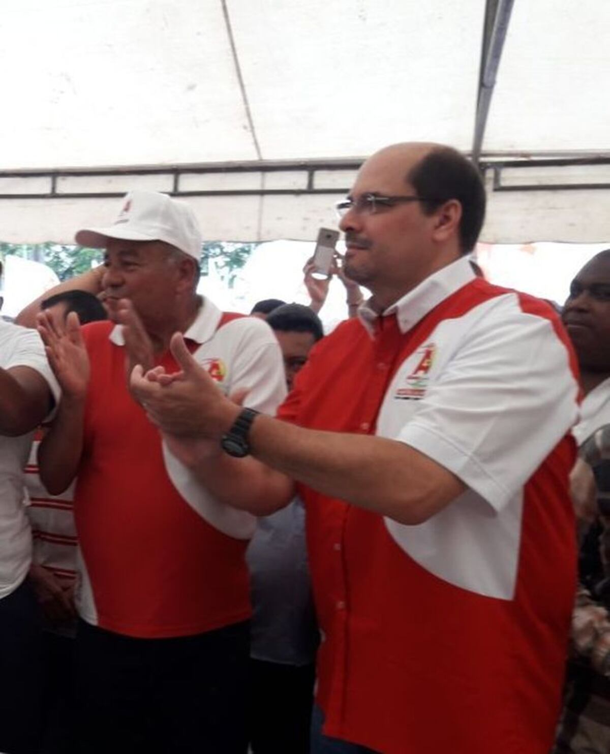 Mimito renuncia al CD, abandona el barco y se cambia de tolda