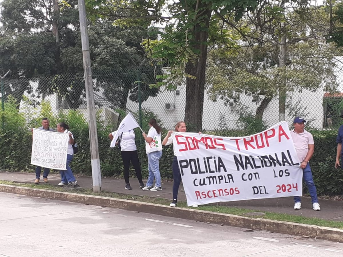 Ascendieron a los jefes, pero olvidaron a la tropa: Policías exigen justicia en su ascenso