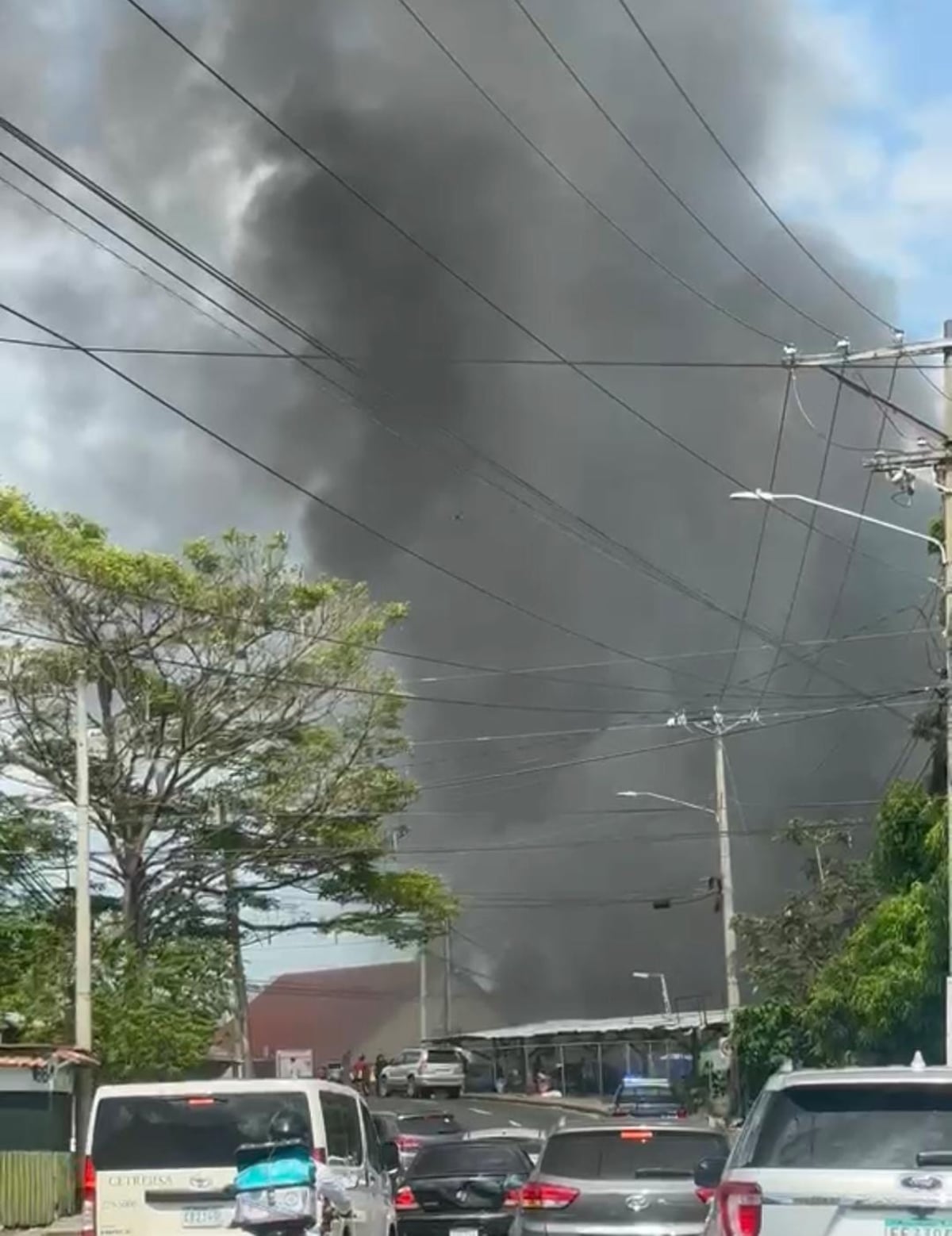 LO ÚLTIMO|Evacúan viviendas por incendio de gran magnitud en bodega de Río Abajo