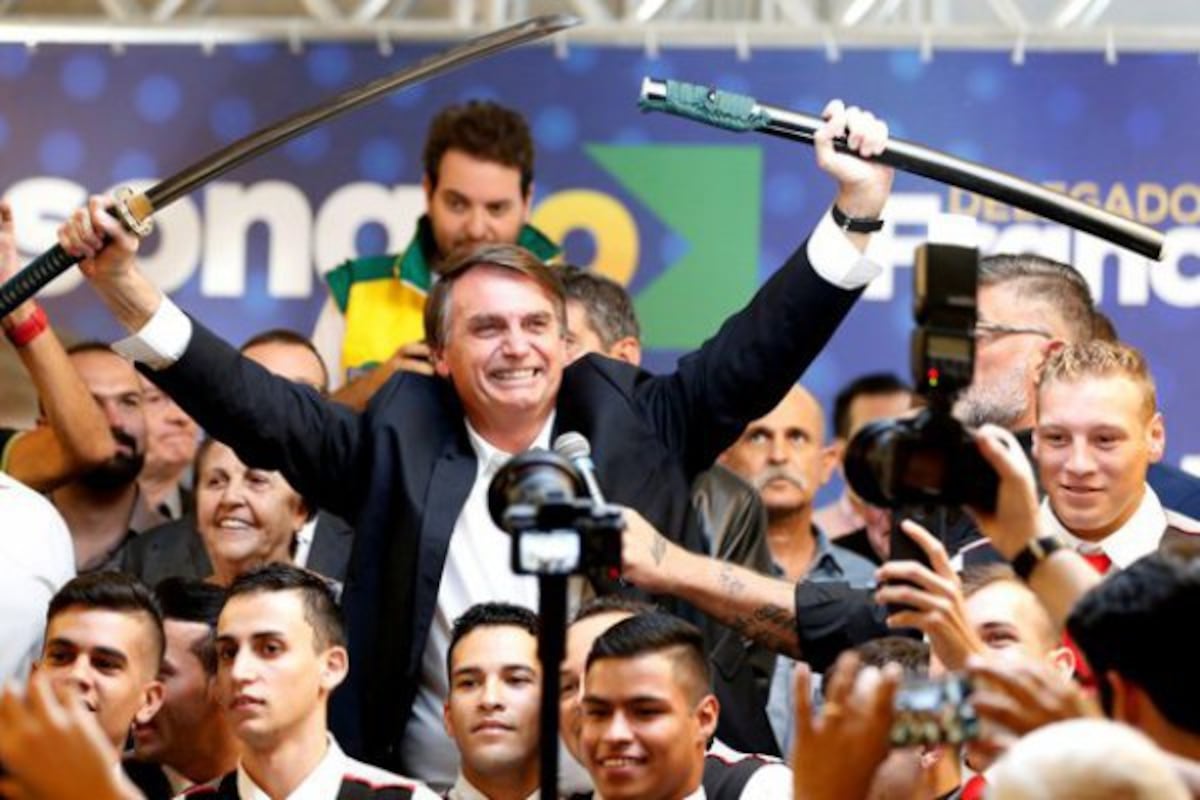 Apuñalan a candidato a la presidencia en Brasil