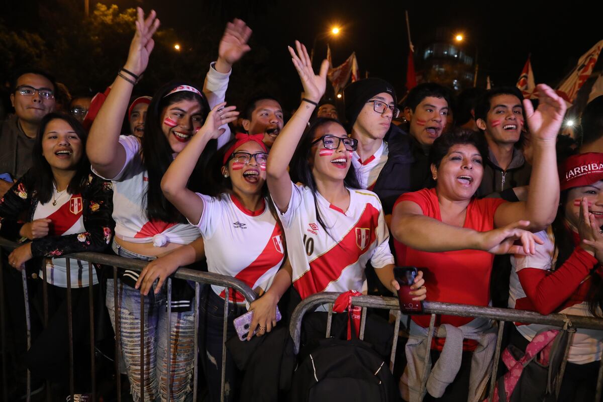 Peruanos se toman las calles para celebrar pase a la final