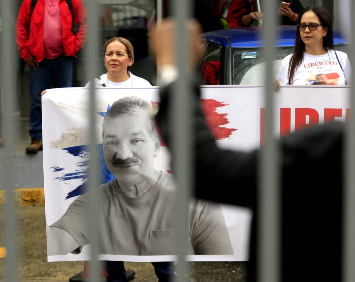 Genaro López envía mensaje desde su casa