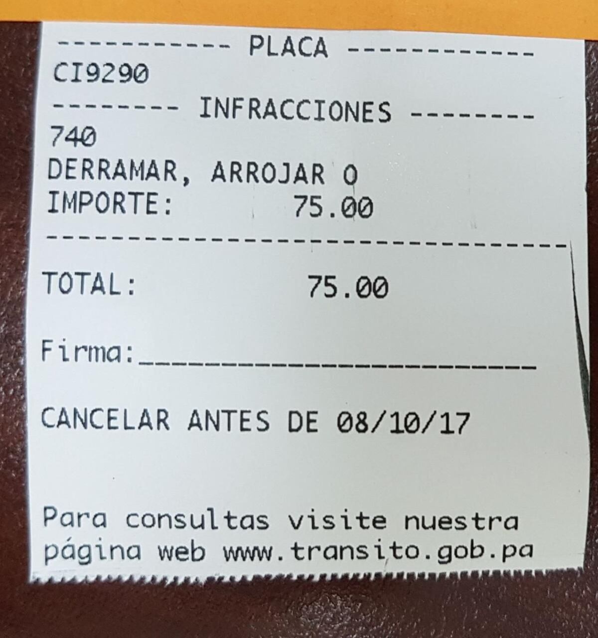 ¡TREMENDA COCHINA! Ni la plata le enseñó a esta mujer a botar la basura | VIDEO