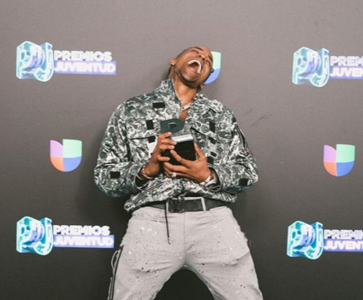 Fanáticos de Sech le caen a Amenazzy por los Premios Juventud
