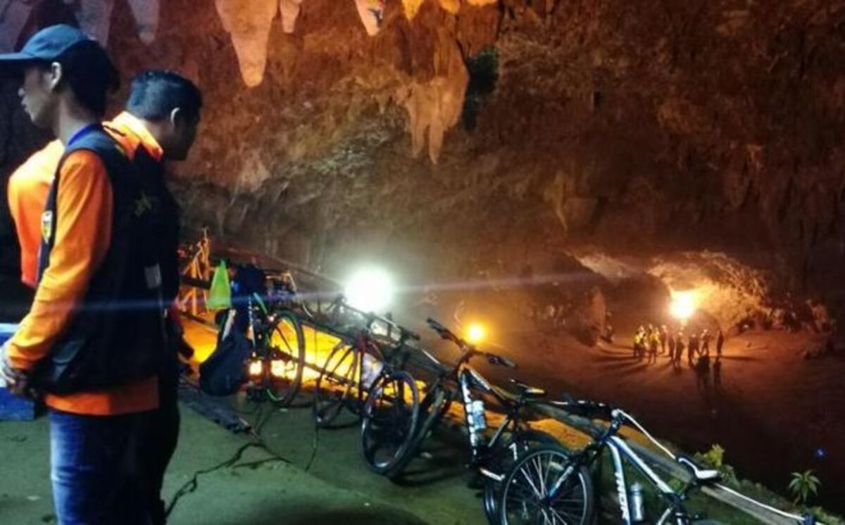 Doce niños siguen atrapados en una cueva en Tailandia