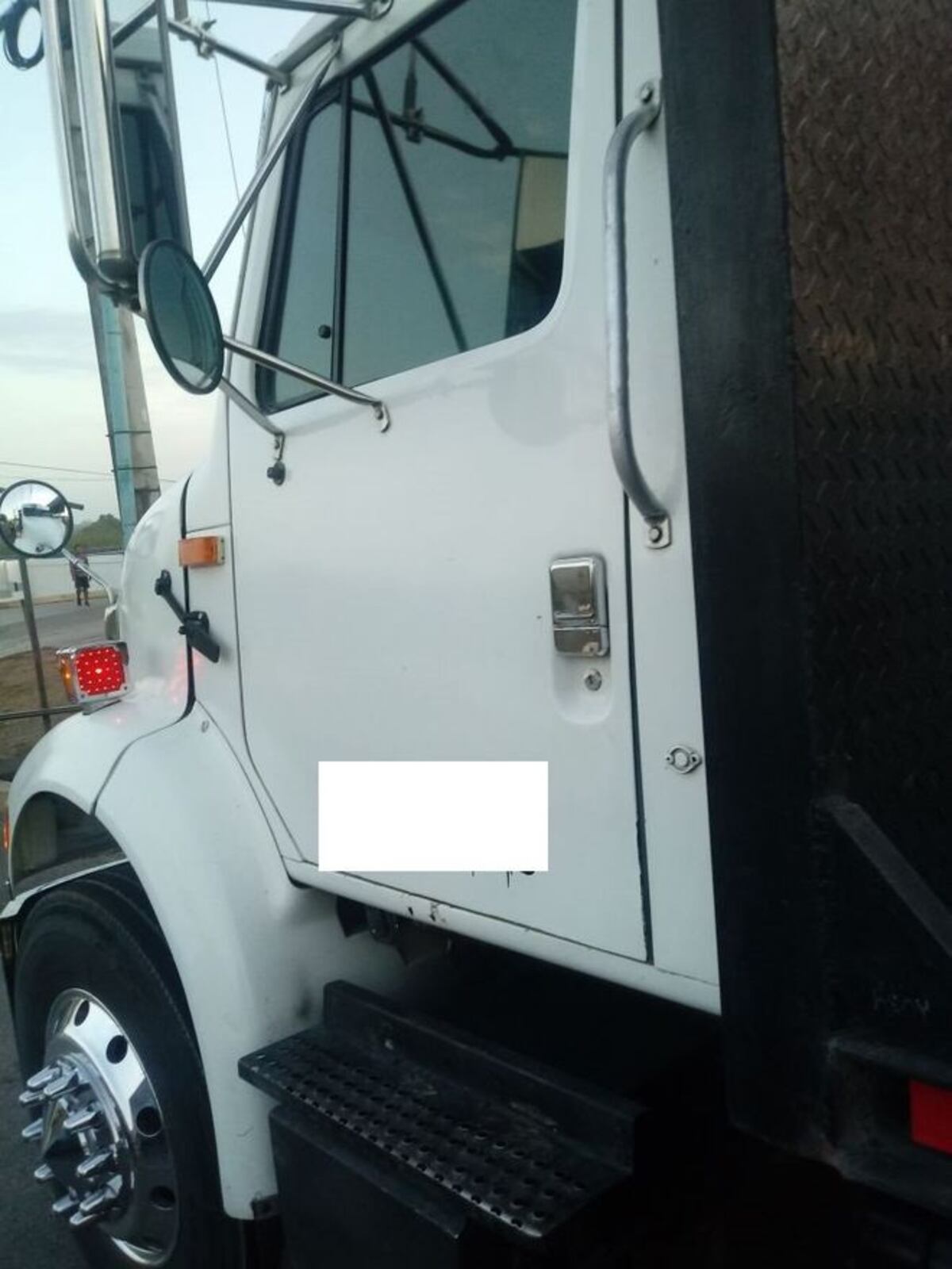 ¡SANCIONADO! A camión se le caen ladrillos en plena vía