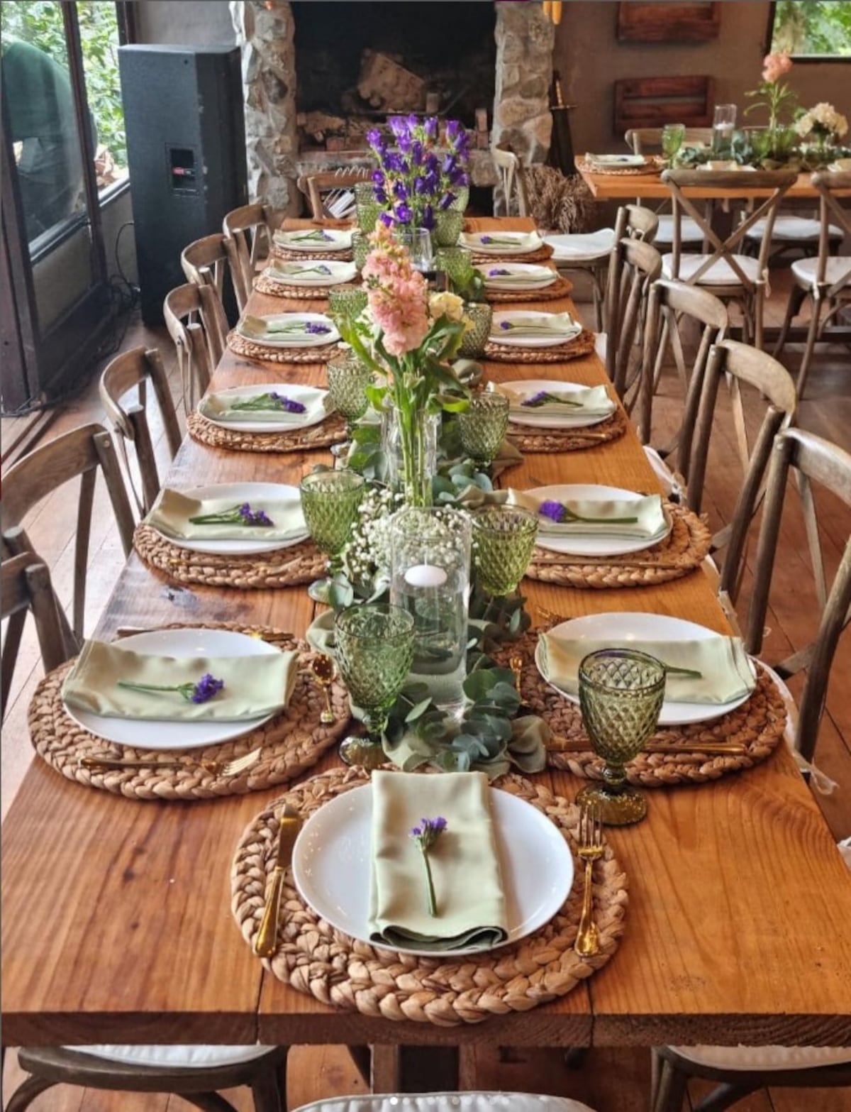 Diseñador Tony Vergara sorprende con vestido de novia de flores del campo para Kira, esposa del Chef Argimiro Armuelles