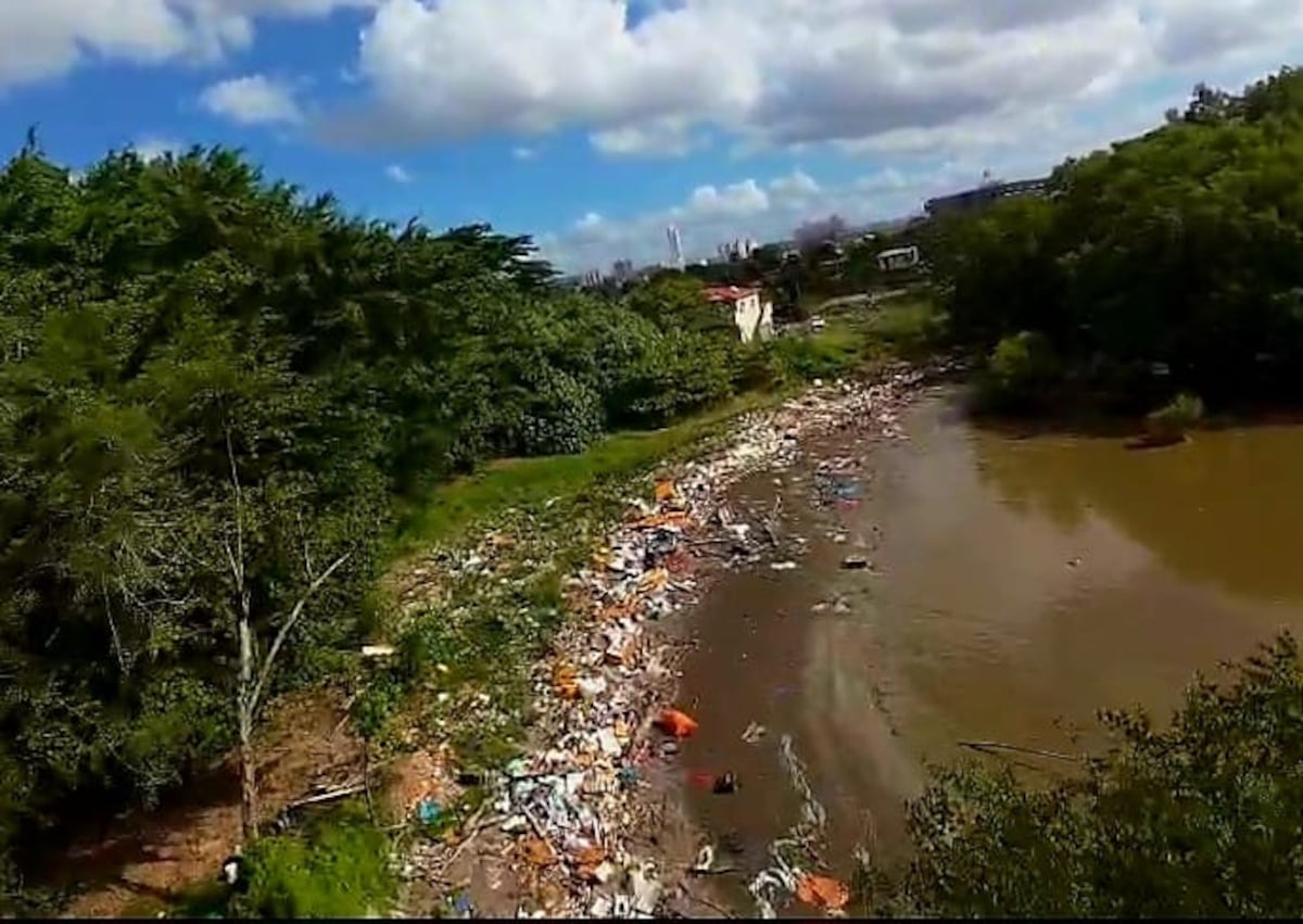 Día de la Madre Tierra: autoridades y voluntarios limpian playa en Costa del Este