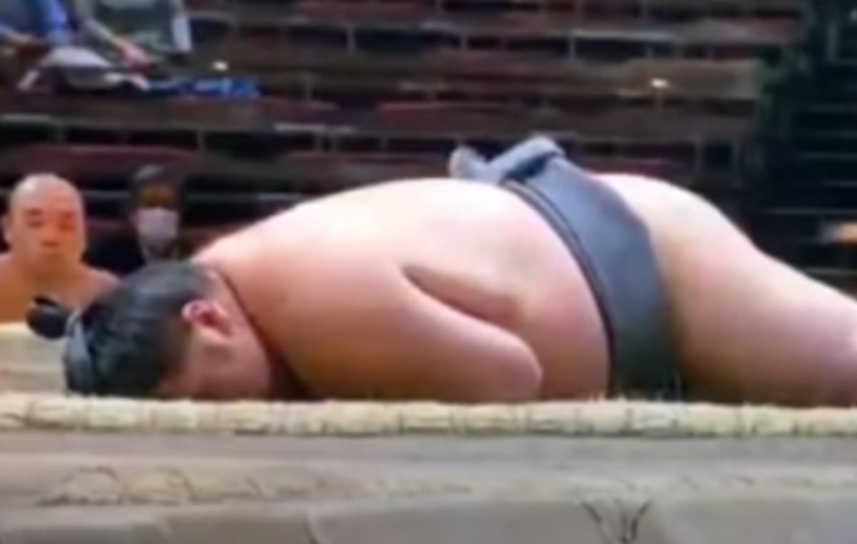 Muere luchador de sumo tras recibir golpe en pleno combate | Video