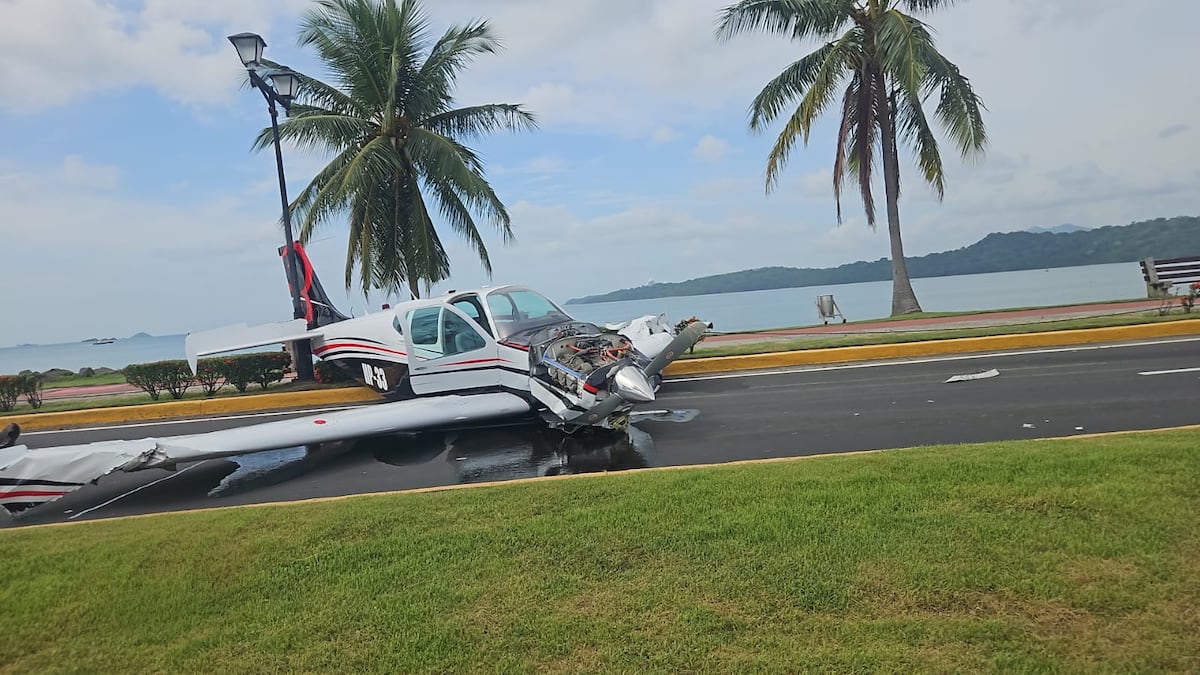 Urgente: Aeronave intenta aterrizaje de emergencia y cae en la Calzada de Amador