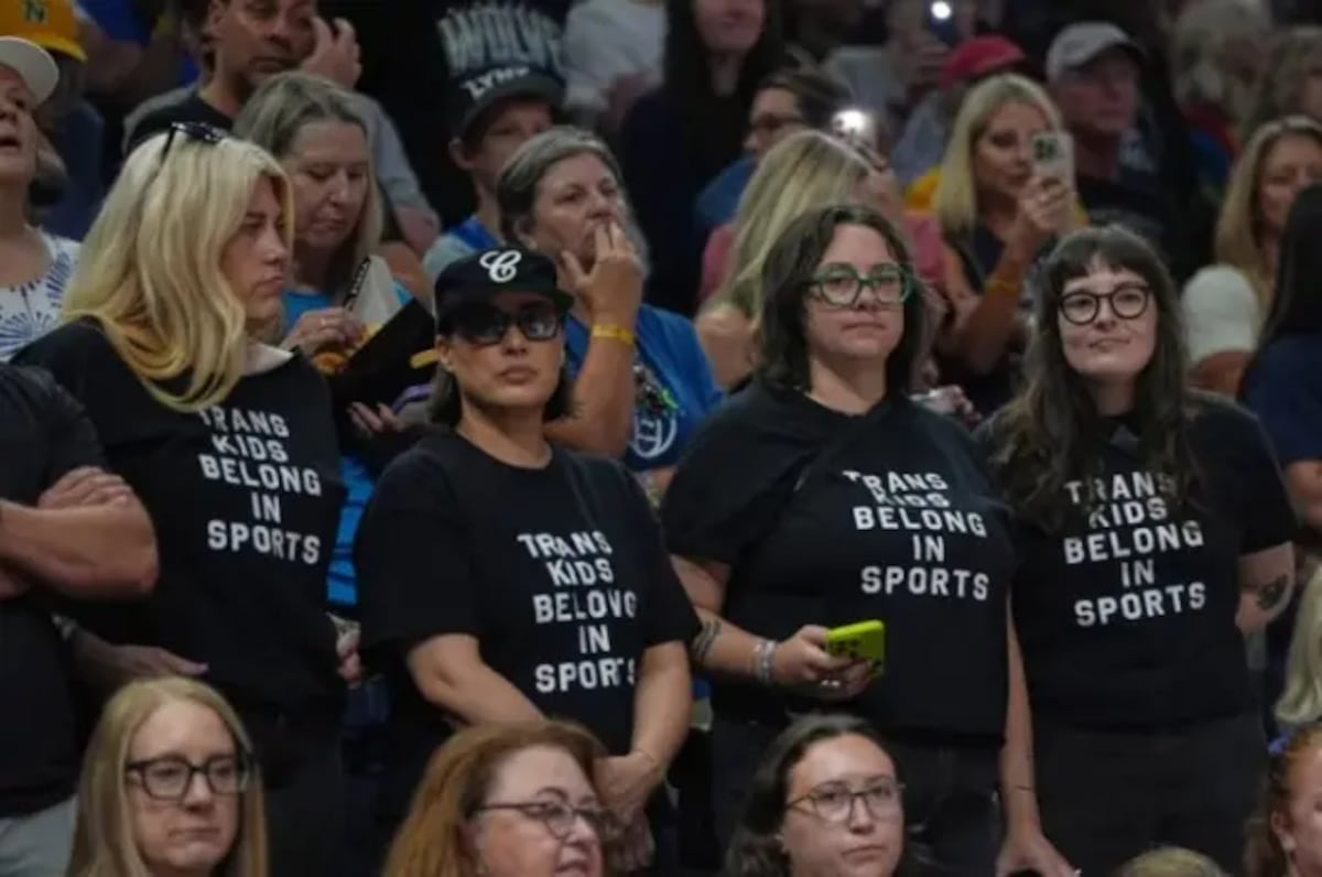 ¡“Tapa esa camiseta o te vas”! WNBA obliga a cubrir camisetas y luego rectifica