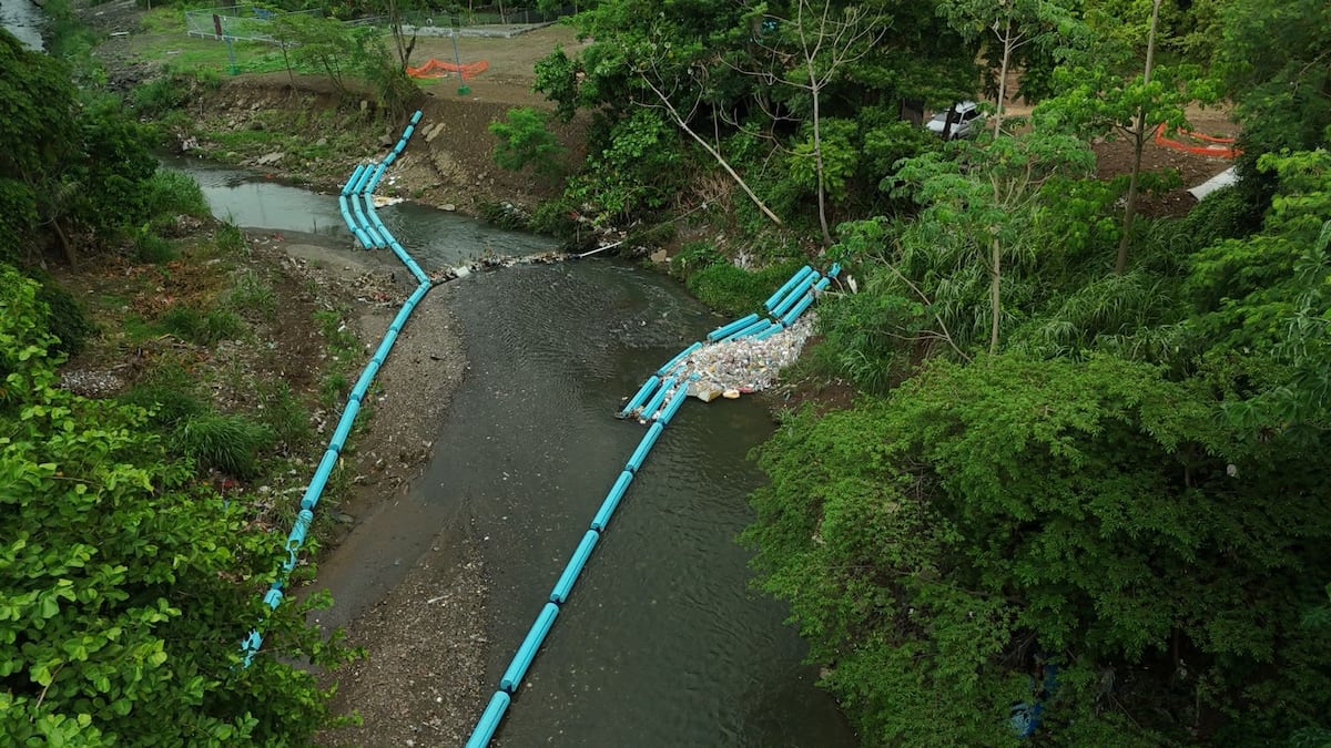 Instalan barrera en el río Matías Hernández: ya hay tres puntos que frenan basura antes de la Bahía