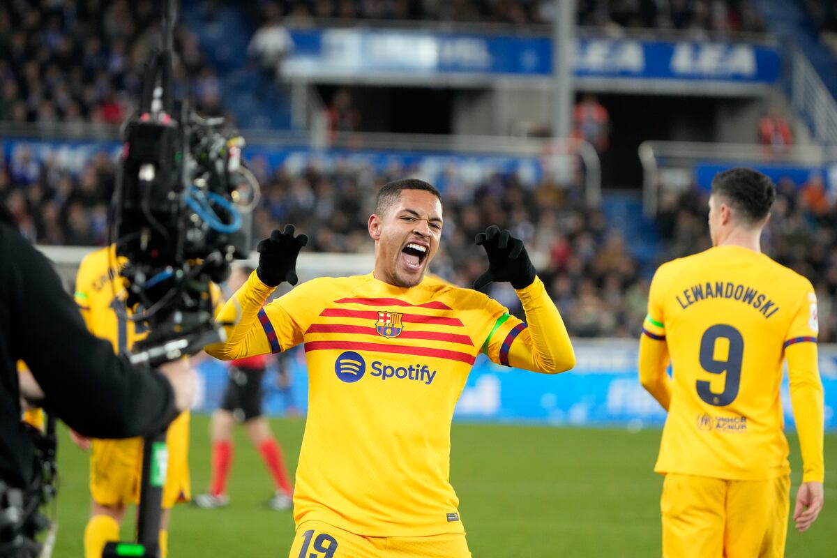 Vitor Roque anota y sale expulsado en nuevo triunfo del Barcelona