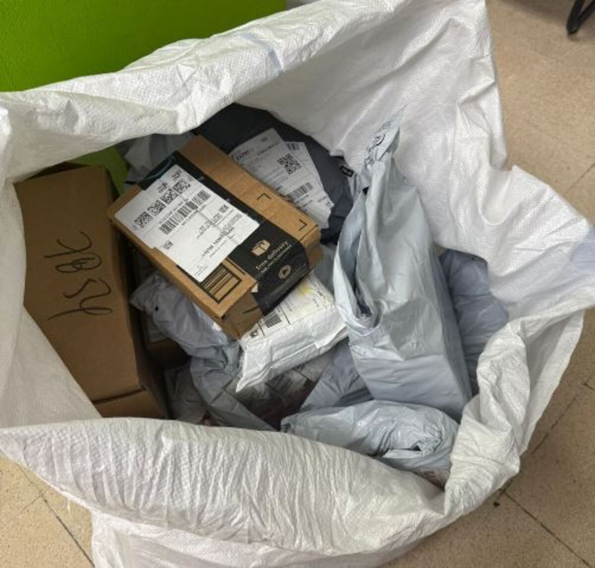 DPFA allana local de courier en Vía España y retira mercancía sin papeles