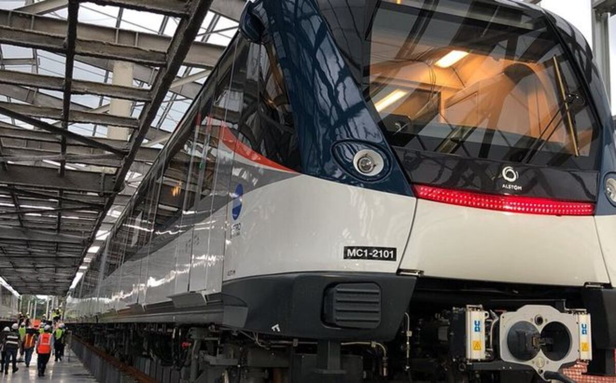 Mujer cae en rieles del metro en estación La Lotería.Bombero se lanza al rescate