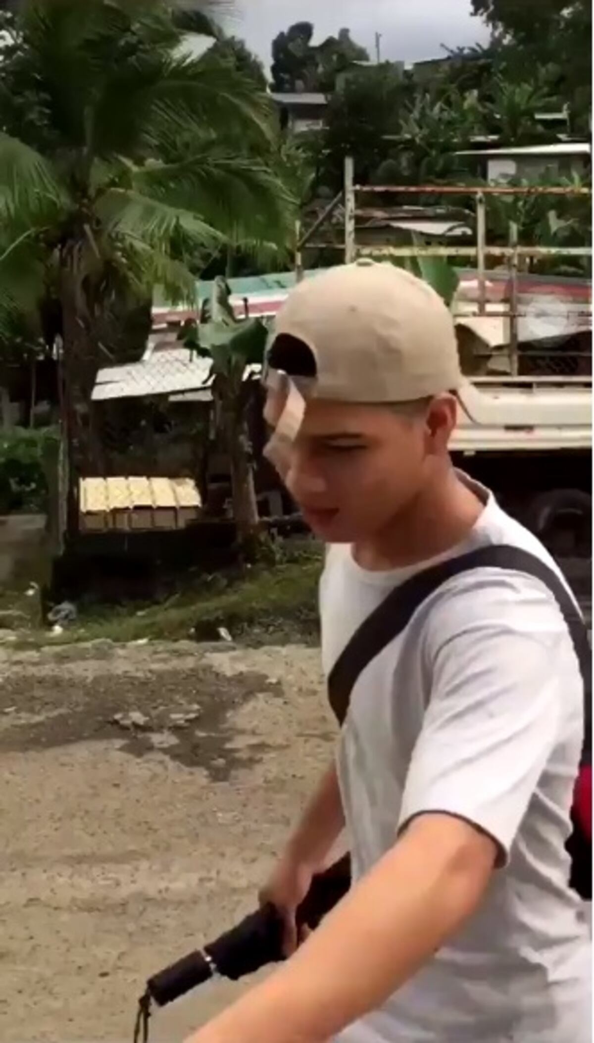 Circula video. Joven patea a adulto mayor entre la basura