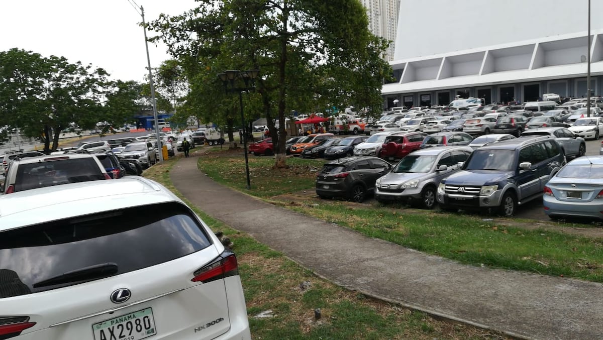 Tranque cerca de los centros de votación. Panameños caminan para llegar a tiempo a ejercer su derecho