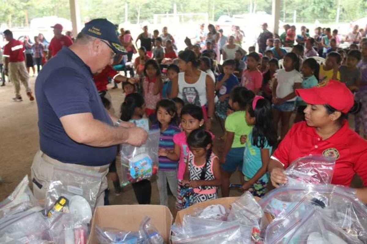 ¡Navidad anticipada! Bomberos de la provincia de Coclé llevaron alegría a San Miguel
