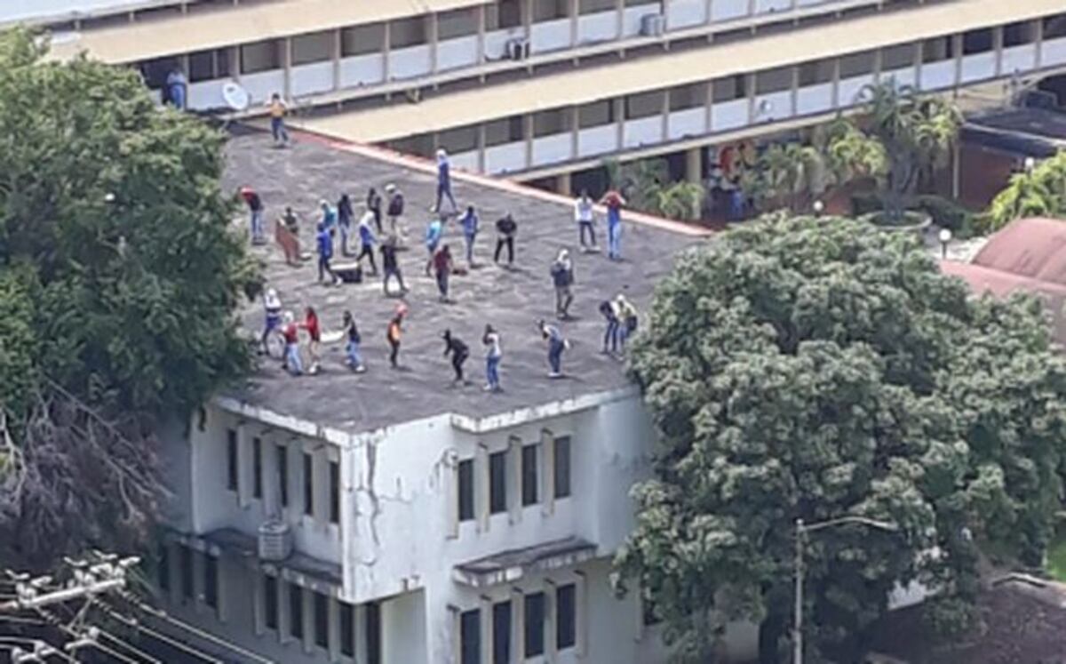 Suspenden clases en la Universidad de Panamá.Tres agentes heridas por disturbios