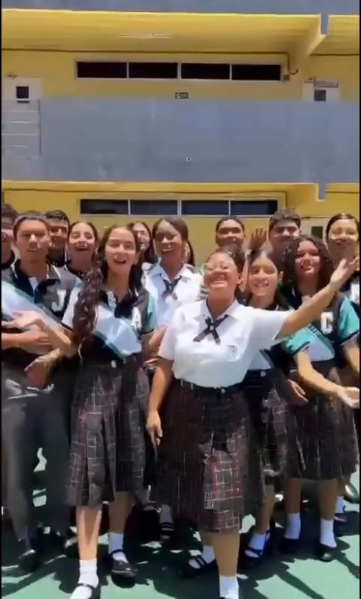 VIDEO | Estudiantes de La Chorrera defienden su escuela tras polémica por el ‘trend’ de amenazas en baños: ‘Tiroteo el jueves, no venir’