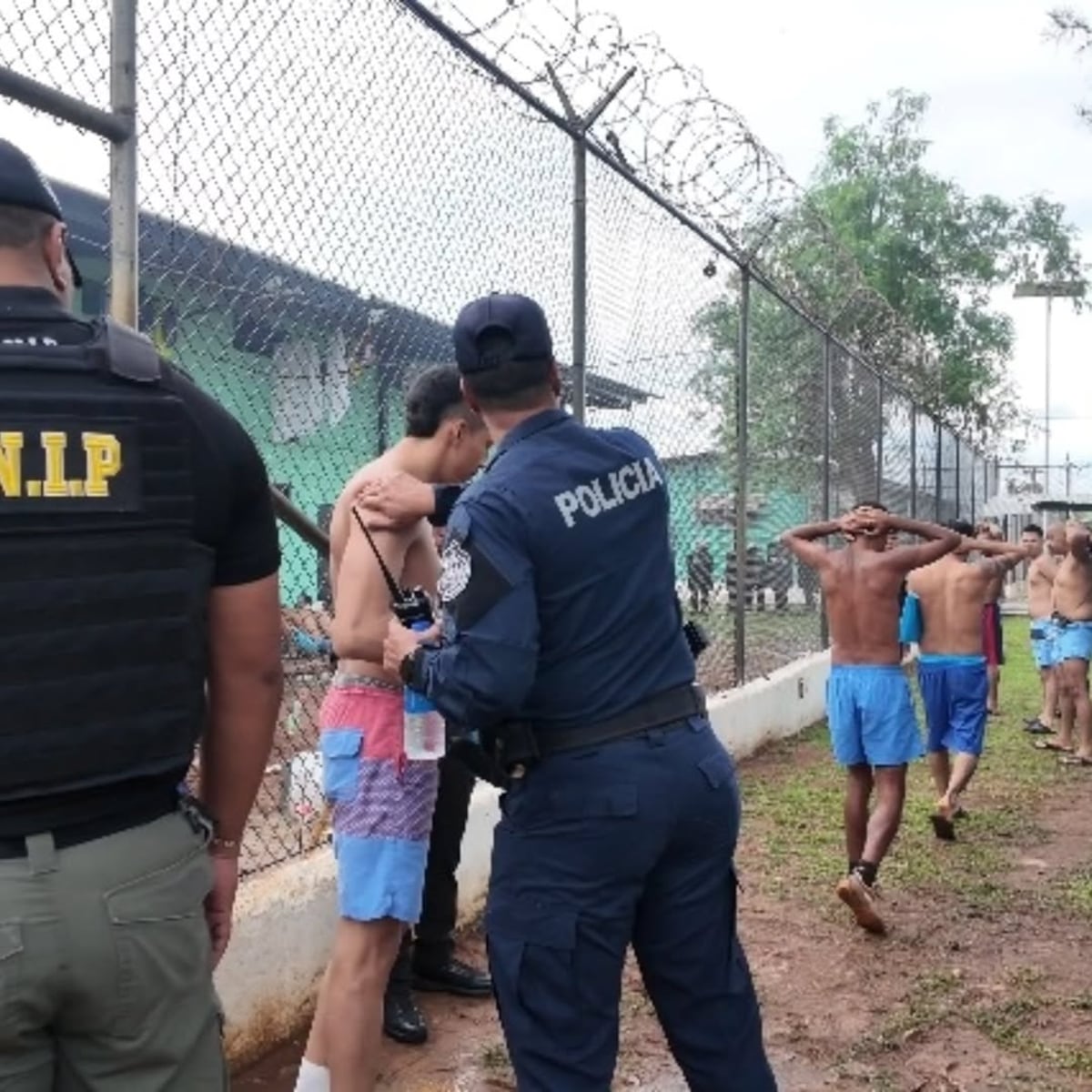 Al estilo Bukele: ‘No vamos a negociar con ustedes’. Imágenes de La Joyita impactan: reos en fila, en el suelo, sin suéter y sometidos durante operativo de seguridad +Video
