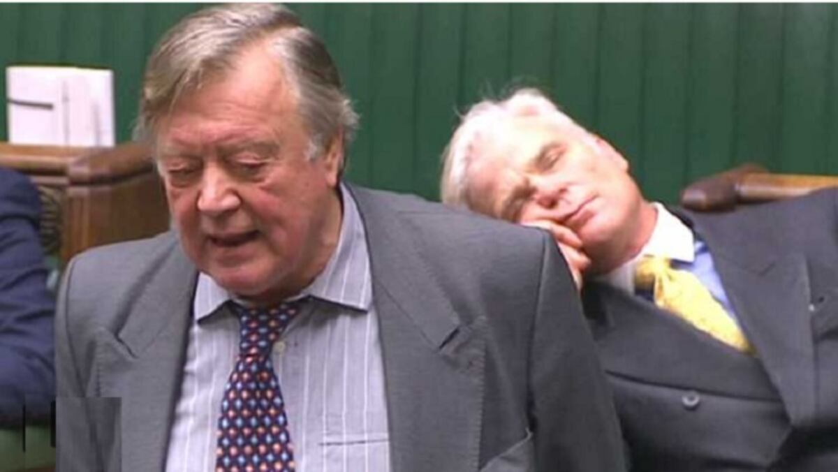 ¡NO SOLO PASA EN PANAMÁ! Diputado se queda dormido en plena sesión