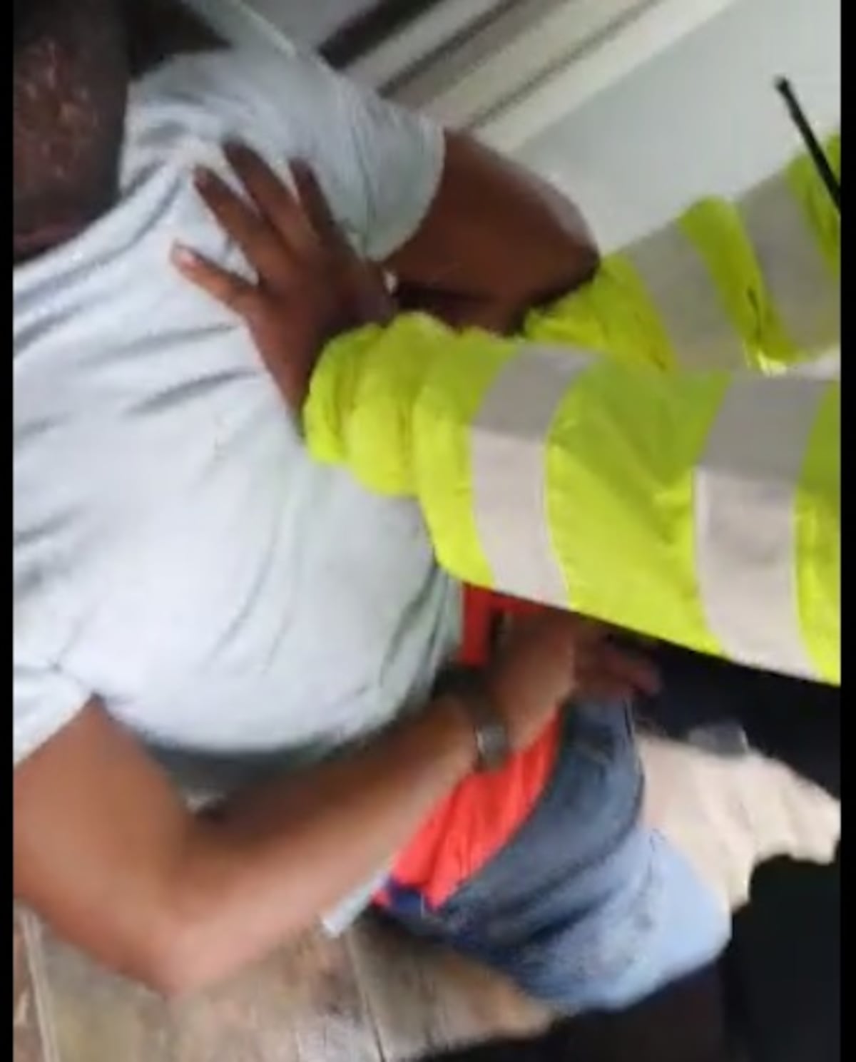 Ciudadanos y agente de seguridad atrapan a un sujeto que intentaba robarle a un adulto mayor. Todo quedó en video