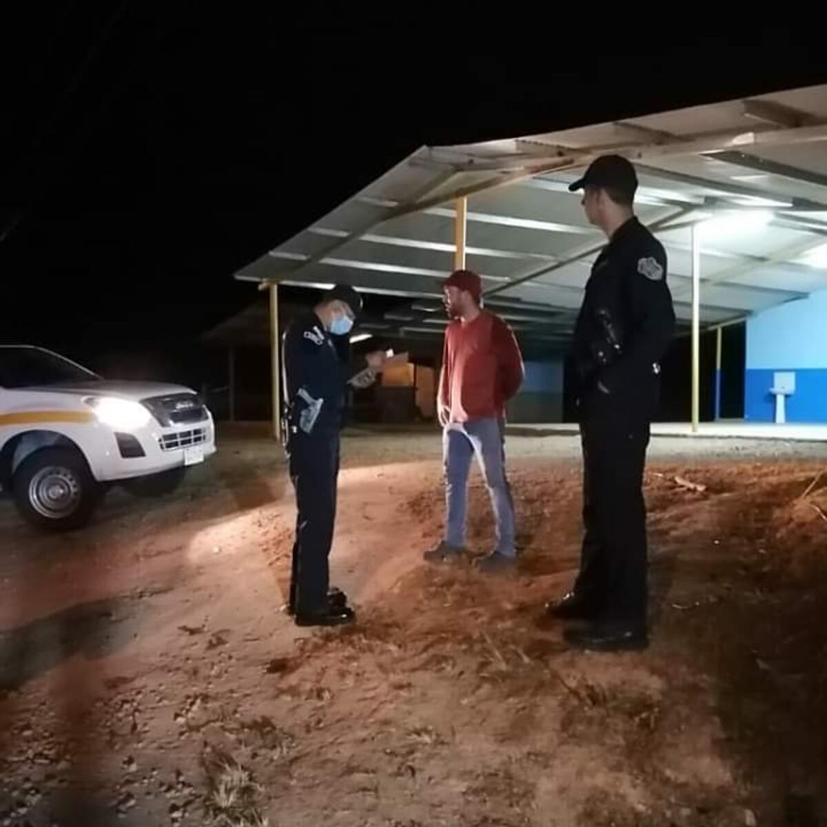 Le imputan cargos a mujer por falsear salvoconducto