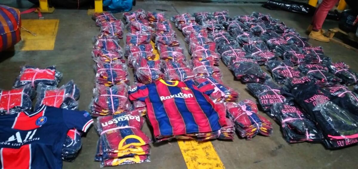 Incautan camisetas ‘chiveadas’ del Barça y Madrid con destino a Costa Rica
