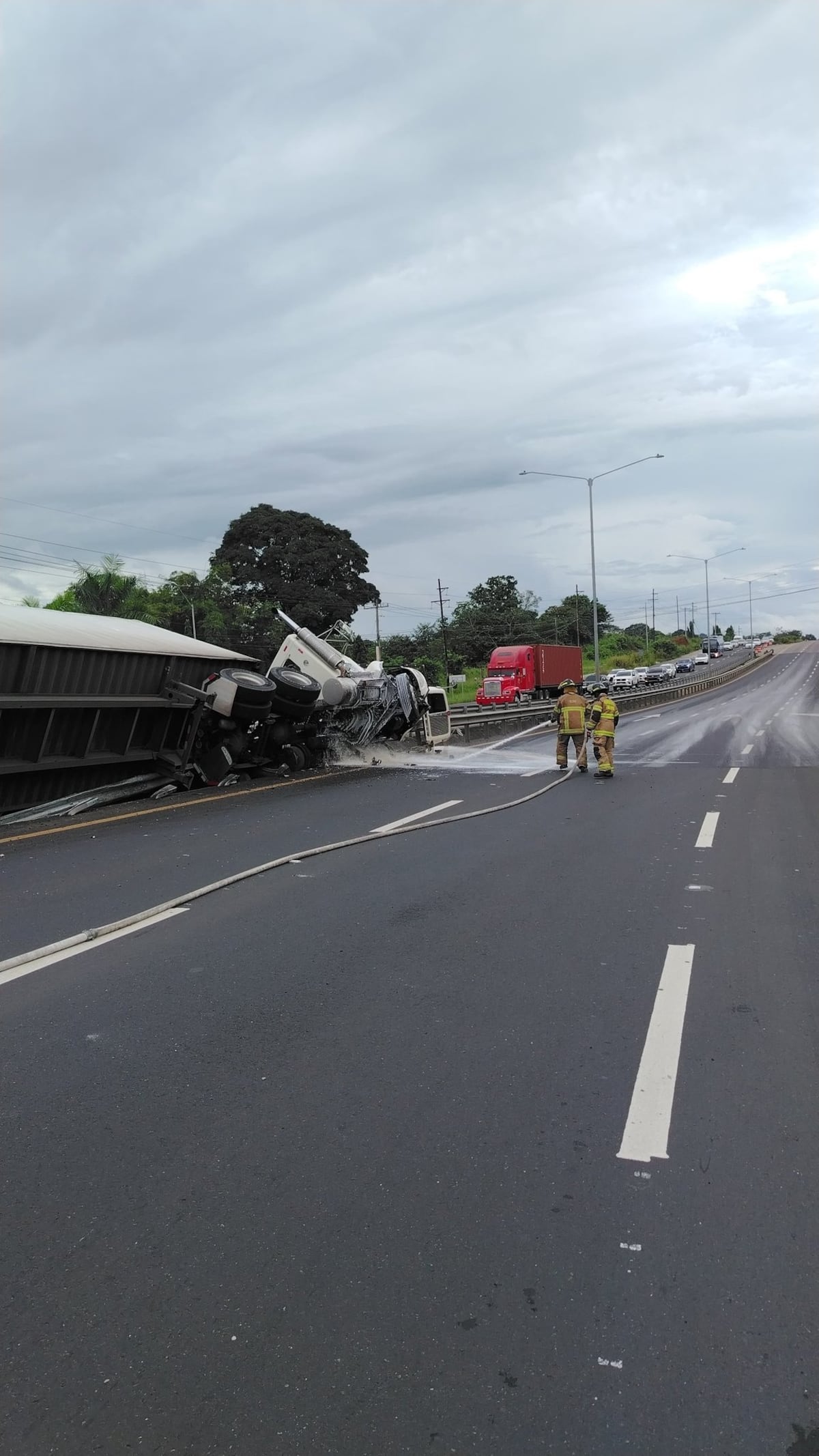Cae sobre ruedas: camión pierde el control y termina patas arriba en La Chorrera
