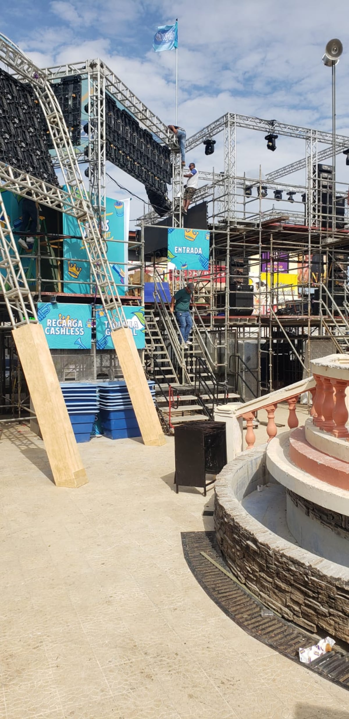 Así está la cosa. Ya comienzan a forrar con estructuras de metal el parque Belisario Porras de Las Tablas para los esperados carnavales