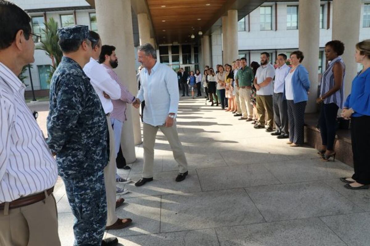 YA TIENE REEMPLAZO. Exembajador de EU en  Panamá fue fichado por un canal de TV