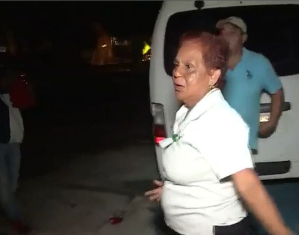 Falta. Le lanzan botella a Balbina Herrera cuando salía de la Corte