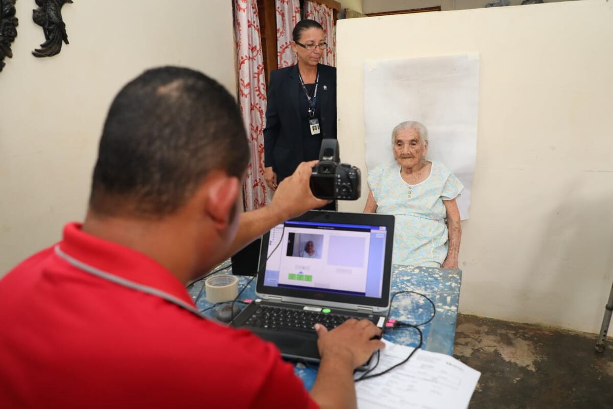 Abuela veragüense de 102 años renueva cédula en Veraguas