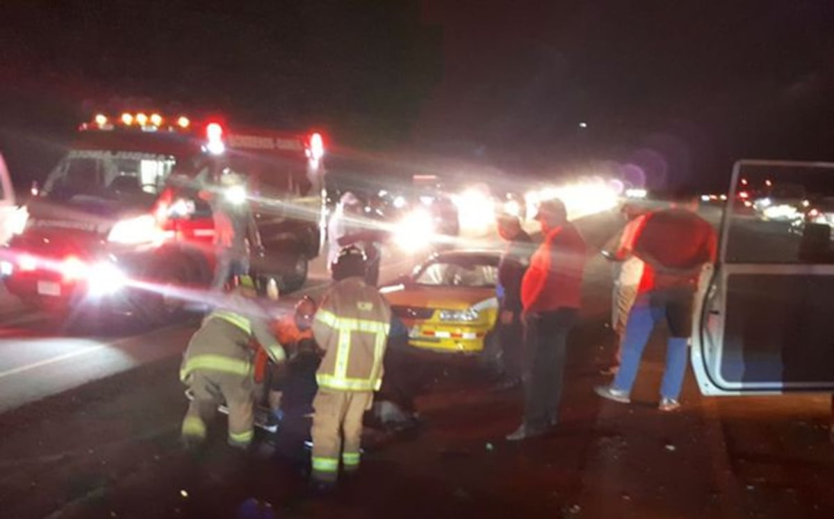 ¡UNO ATRAPADO! Choque entre un taxi y un pickup deja tres heridos