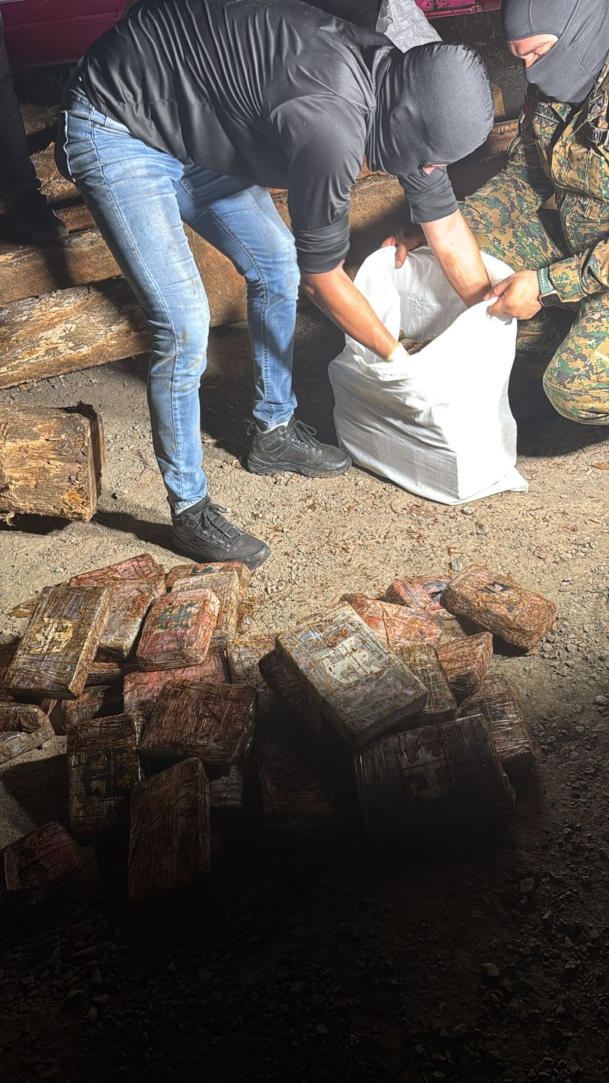 La droga que nadie esperaba encontrar dentro de la teca