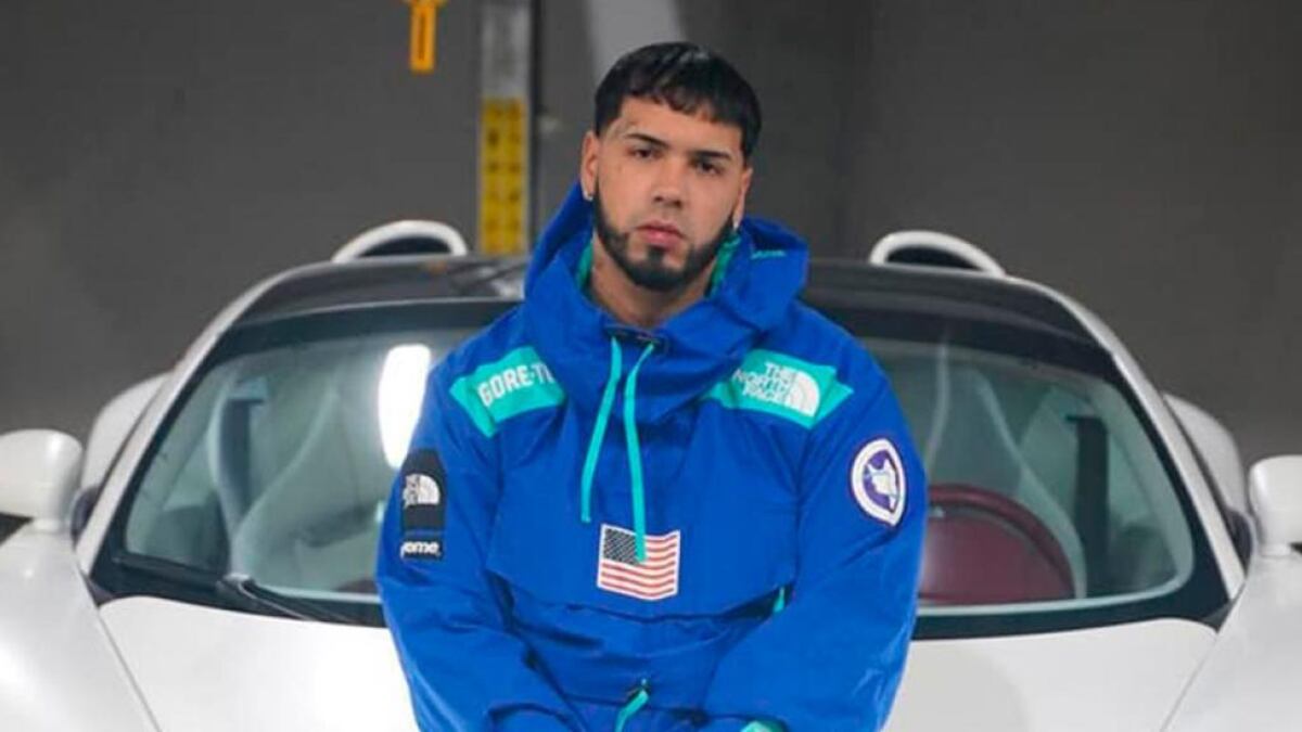 Se le salió lo chumerri. Anuel AA insulta con palabras soeces a fanática que cargaba una peluca azul