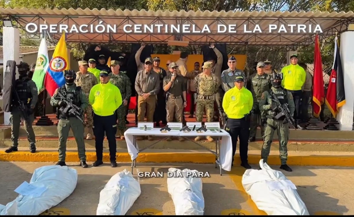 Cadáveres de señalados ‘narcoterroristas’ son expuestos ante la prensa por De la Espriella, presidente de Colombia