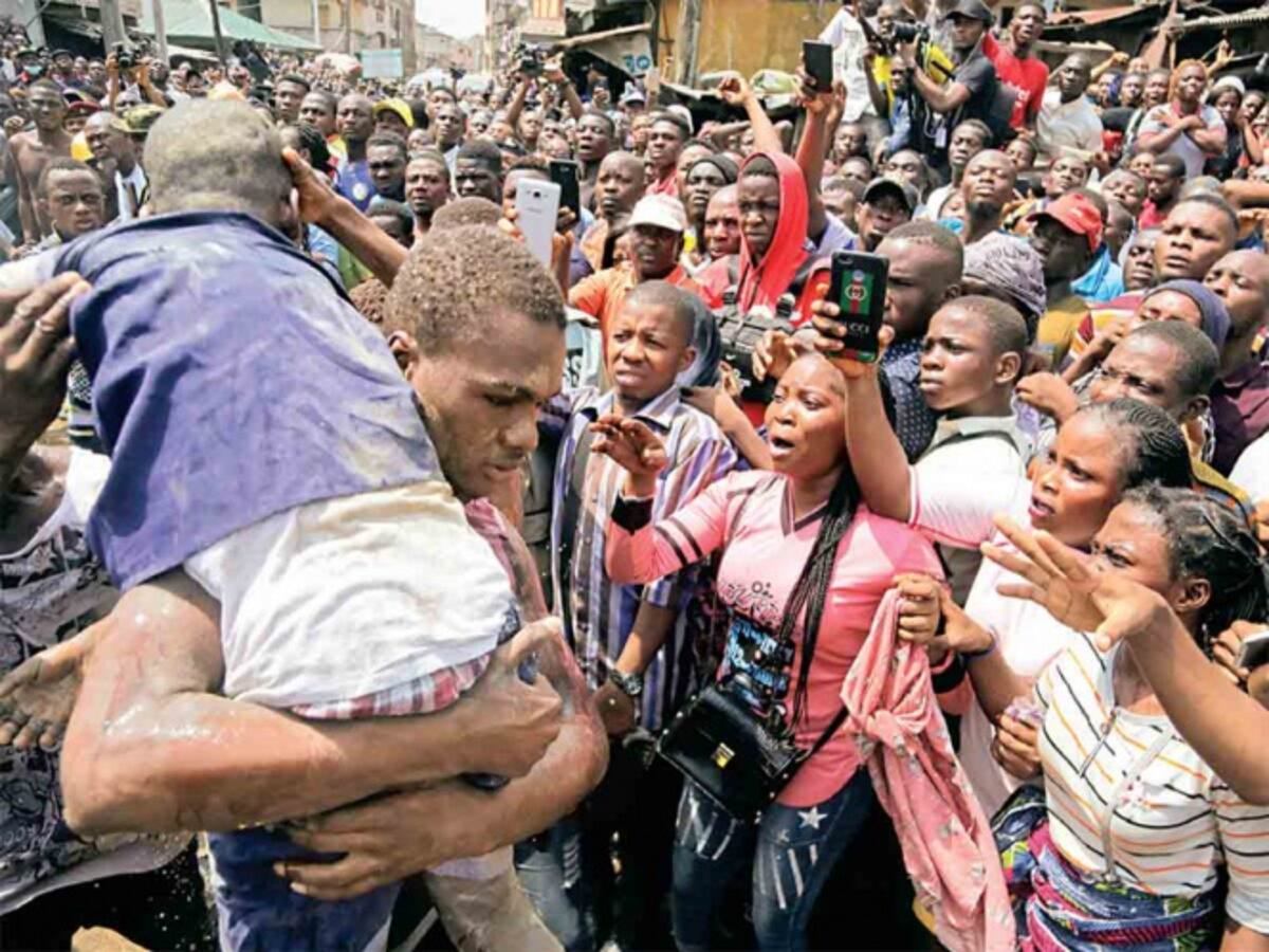 Derrumbe deja a 100 niños atrapados en una escuela 