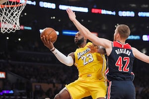 Lakers ganan su décimo partido al hilo