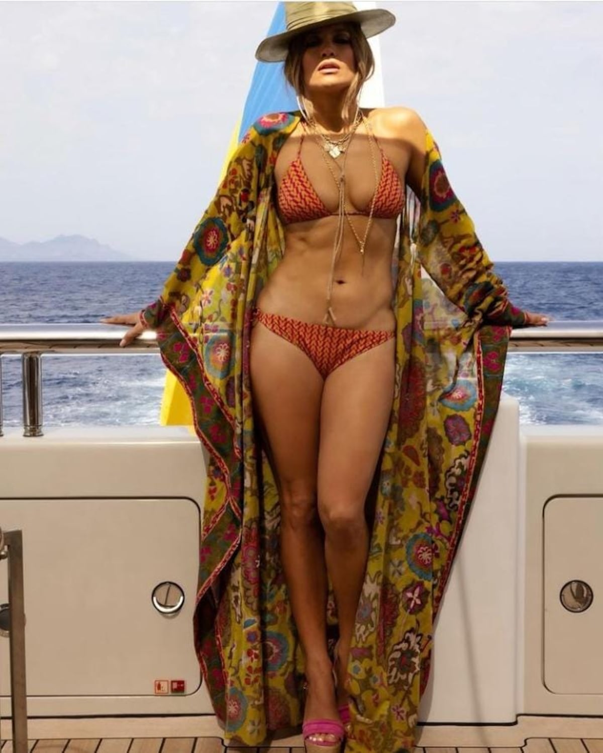 JLo celebra su cumpleaños 52 con besazo y confirma el romance +Fotos 