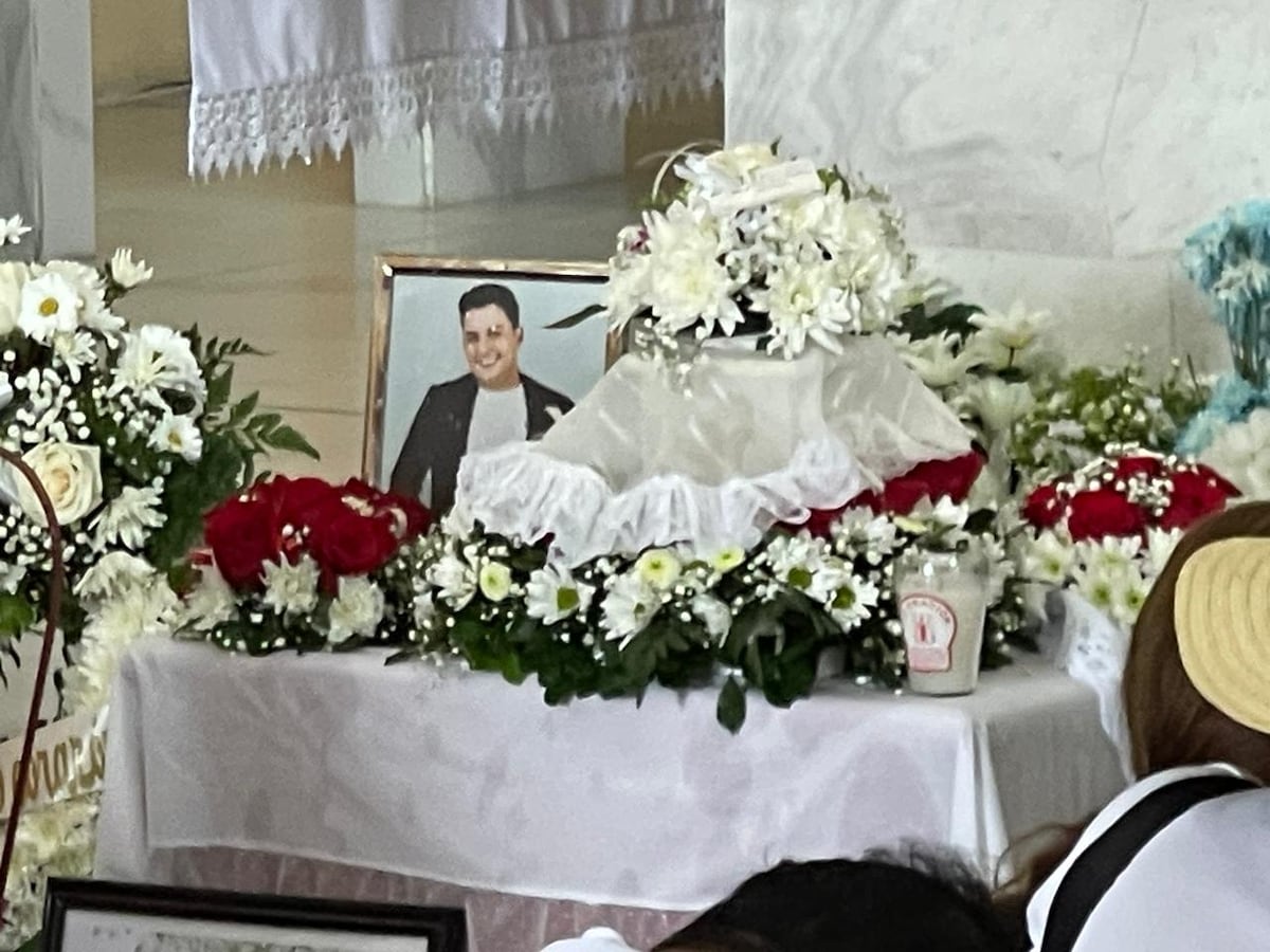 ‘Aquí está mi hijo, se los presento’: El desgarrador adiós de la madre de Esteban de León