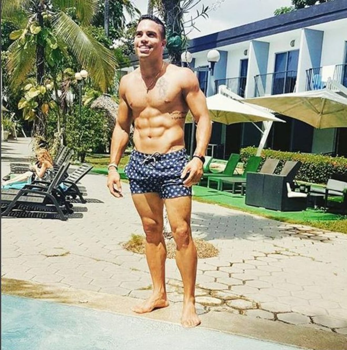 VIDEO. Mónica Lee ya olvidó a Jorge. Se besa con otro en Calle 7 Panamá