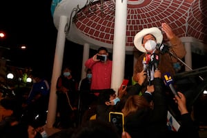 Perú: el maestro de izquierda Pedro Castillo lidera el escrutinio y otros tres candidatos buscan llegar a la segunda vuelta