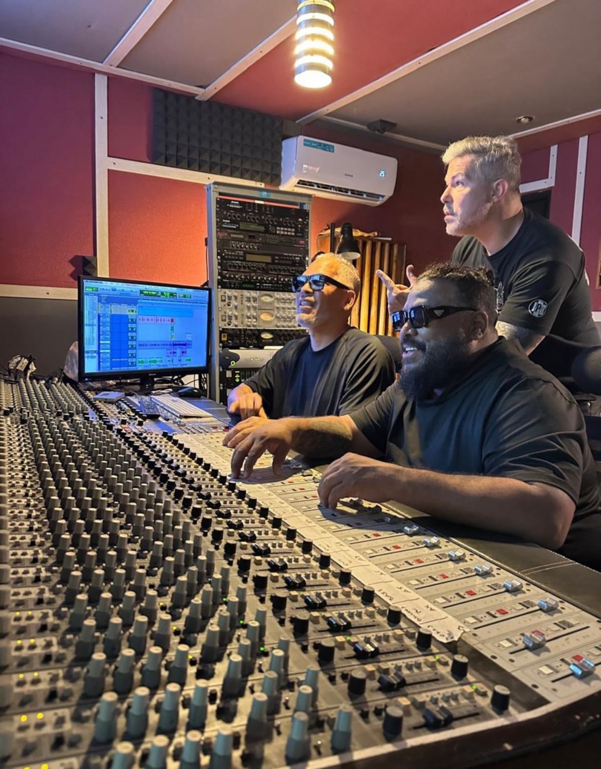 Os Almirantes suben la temperatura con ‘Tú Me Calientas’ junto a Toby King y El Gato Volador