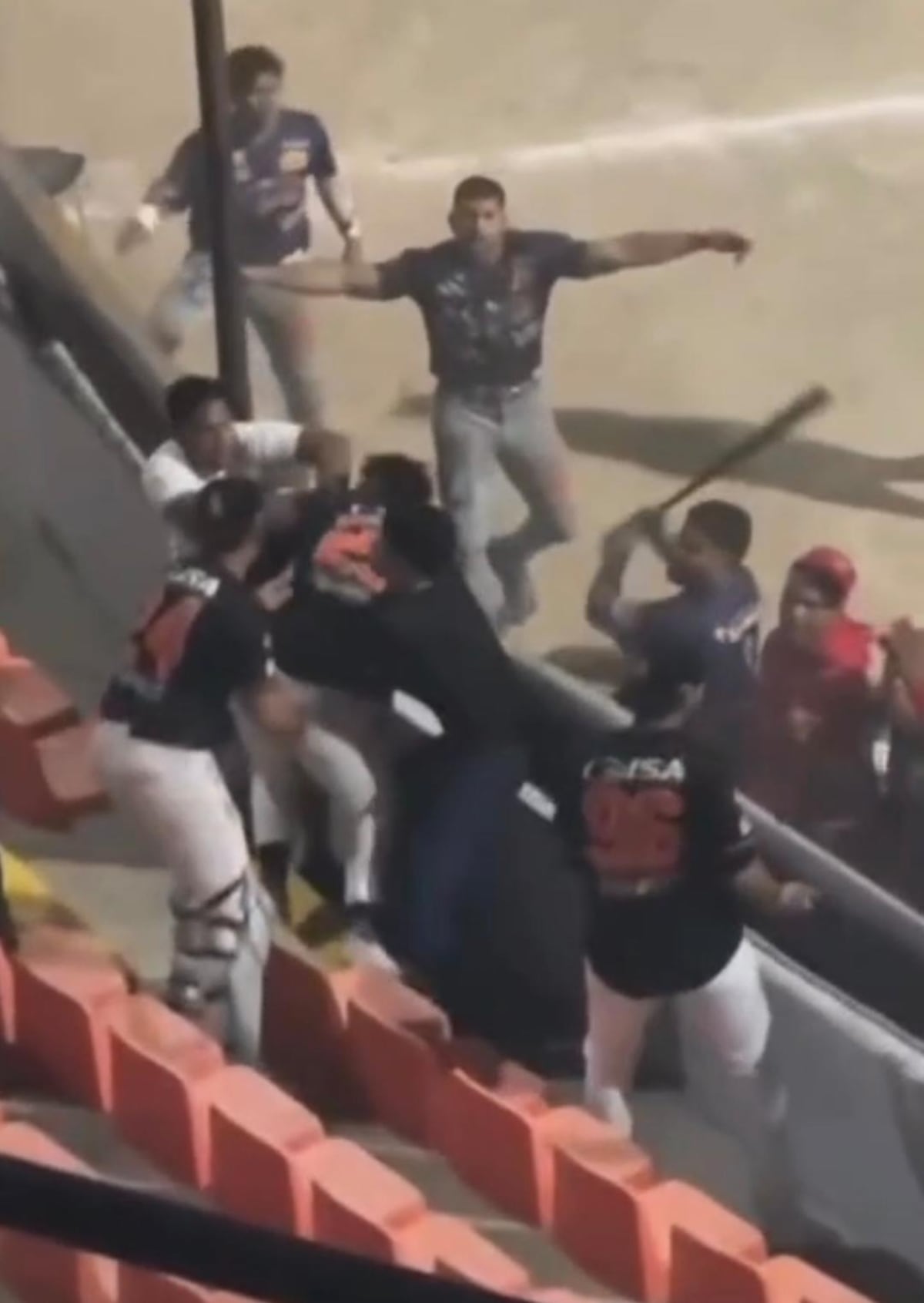 Caos en el estadio ‘Flaco Bala’: jugador de béisbol sufre traumatismo craneal tras brutal batazo en pelea