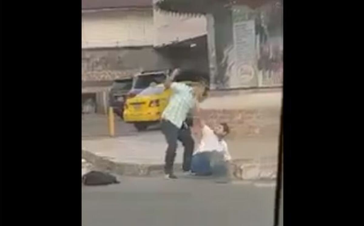 VIDEO DE TERROR. Taxista pelea con peatón y por poco lo agarra a cuchillazos 